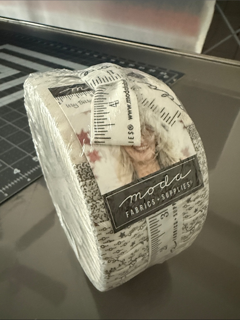 Moda - Primitive Gathering - itty bitty jelly roll fabric - Picture 5 of 6